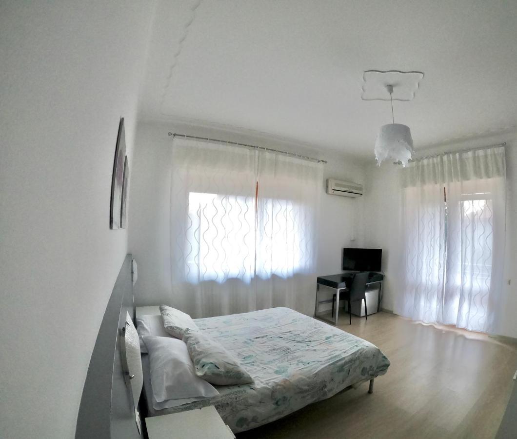 Bella Vita Guesthouse -Parcheggio Privato Interno Arona Eksteriør billede