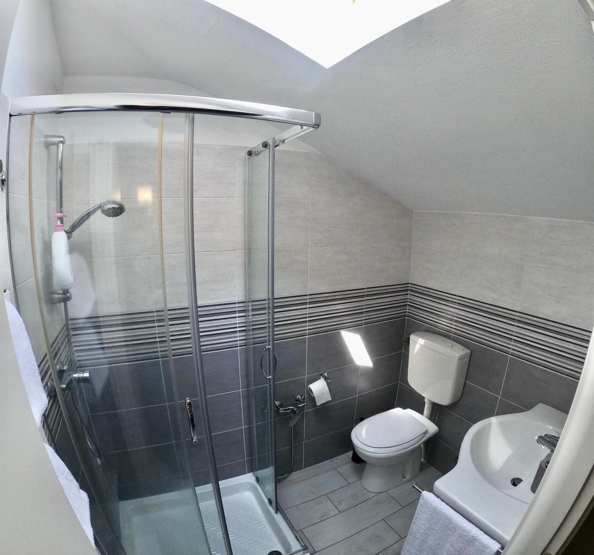 Bella Vita Guesthouse -Parcheggio Privato Interno Arona Eksteriør billede