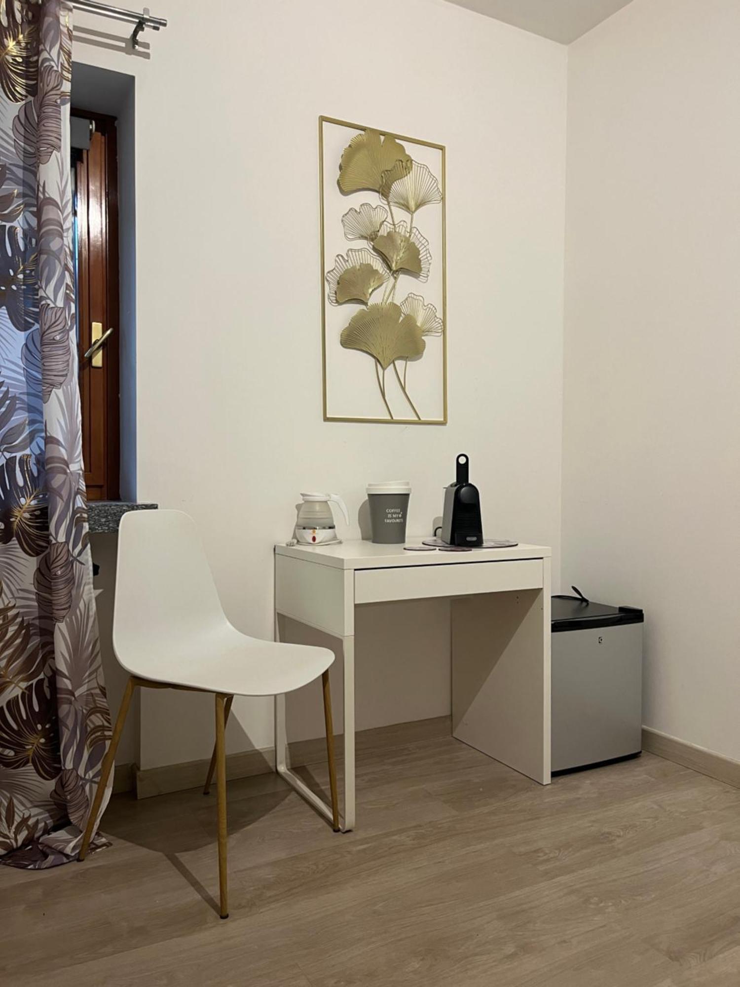 Bella Vita Guesthouse -Parcheggio Privato Interno Arona Eksteriør billede