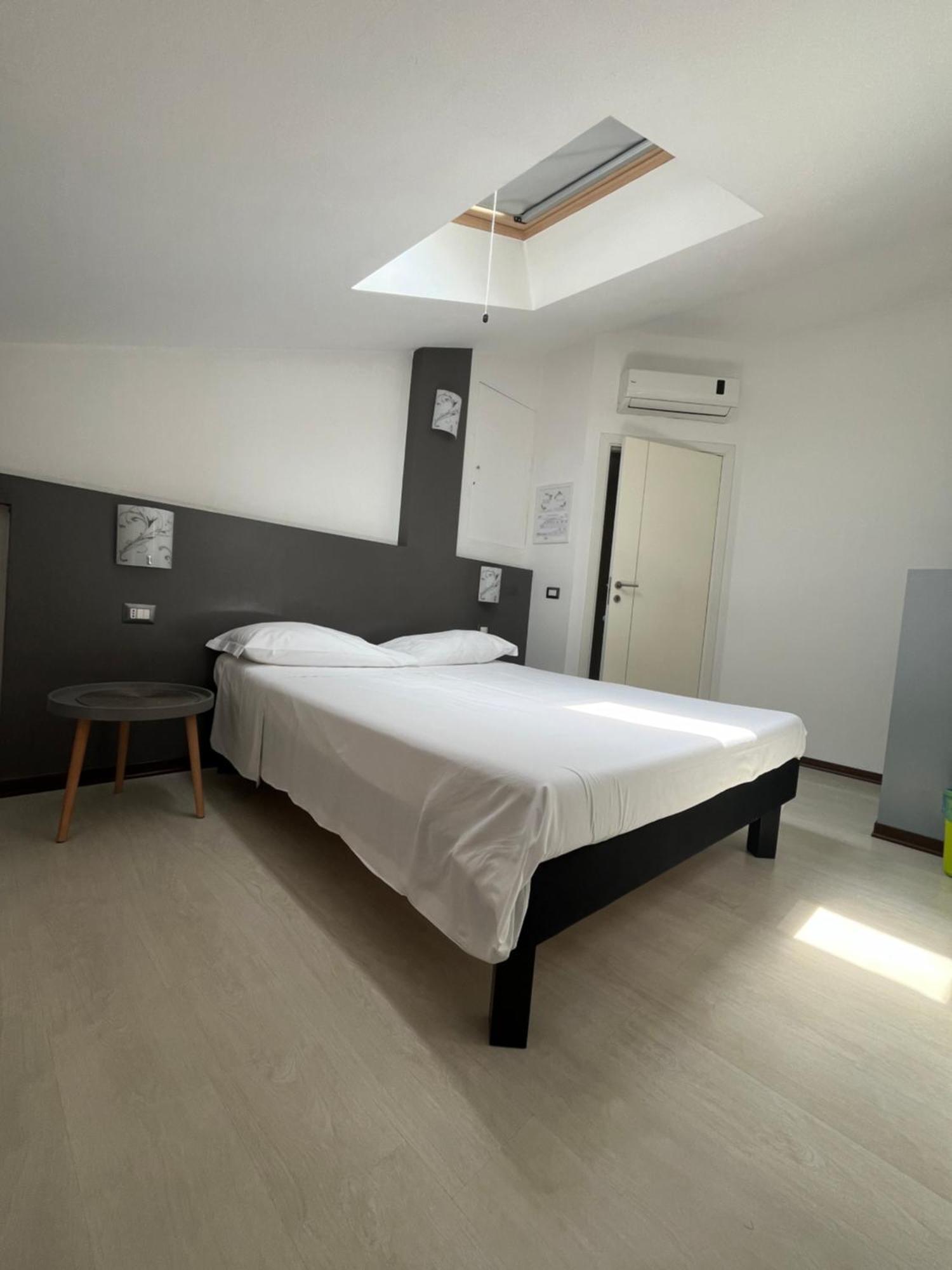 Bella Vita Guesthouse -Parcheggio Privato Interno Arona Eksteriør billede