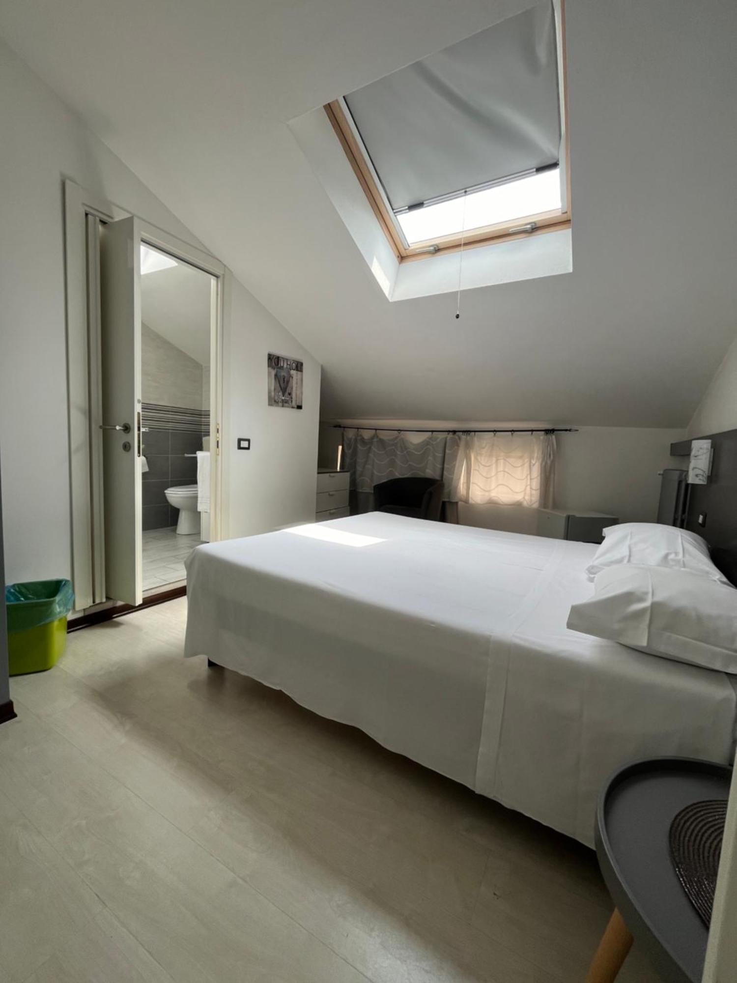 Bella Vita Guesthouse -Parcheggio Privato Interno Arona Eksteriør billede