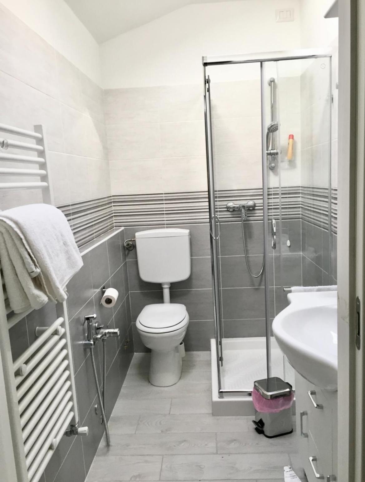 Bella Vita Guesthouse -Parcheggio Privato Interno Arona Eksteriør billede
