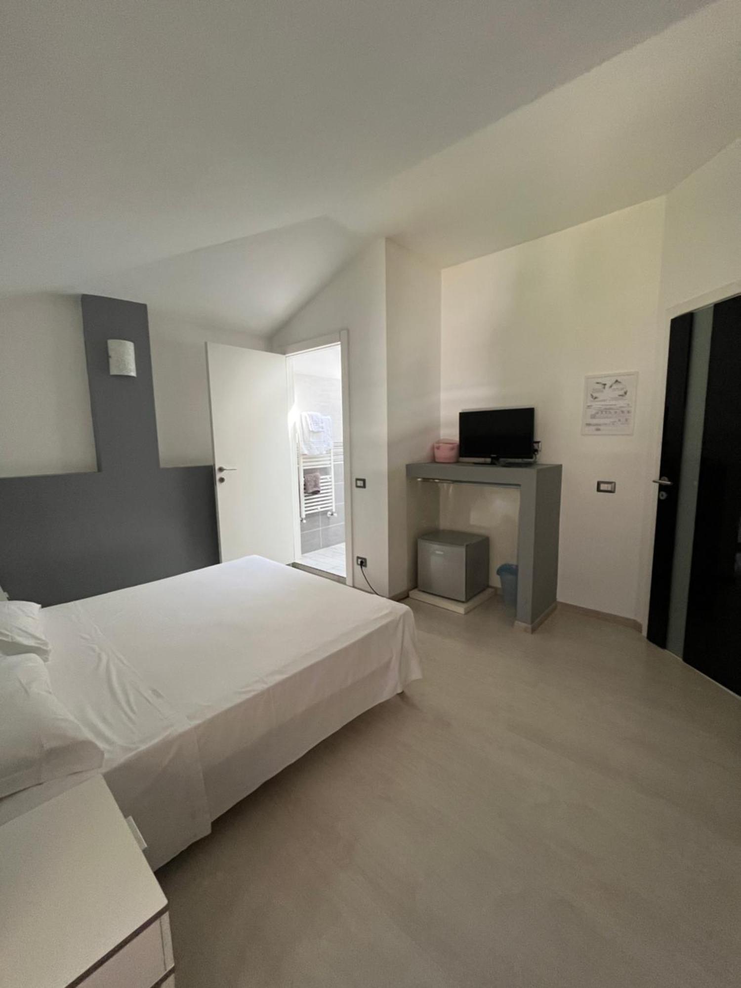 Bella Vita Guesthouse -Parcheggio Privato Interno Arona Eksteriør billede