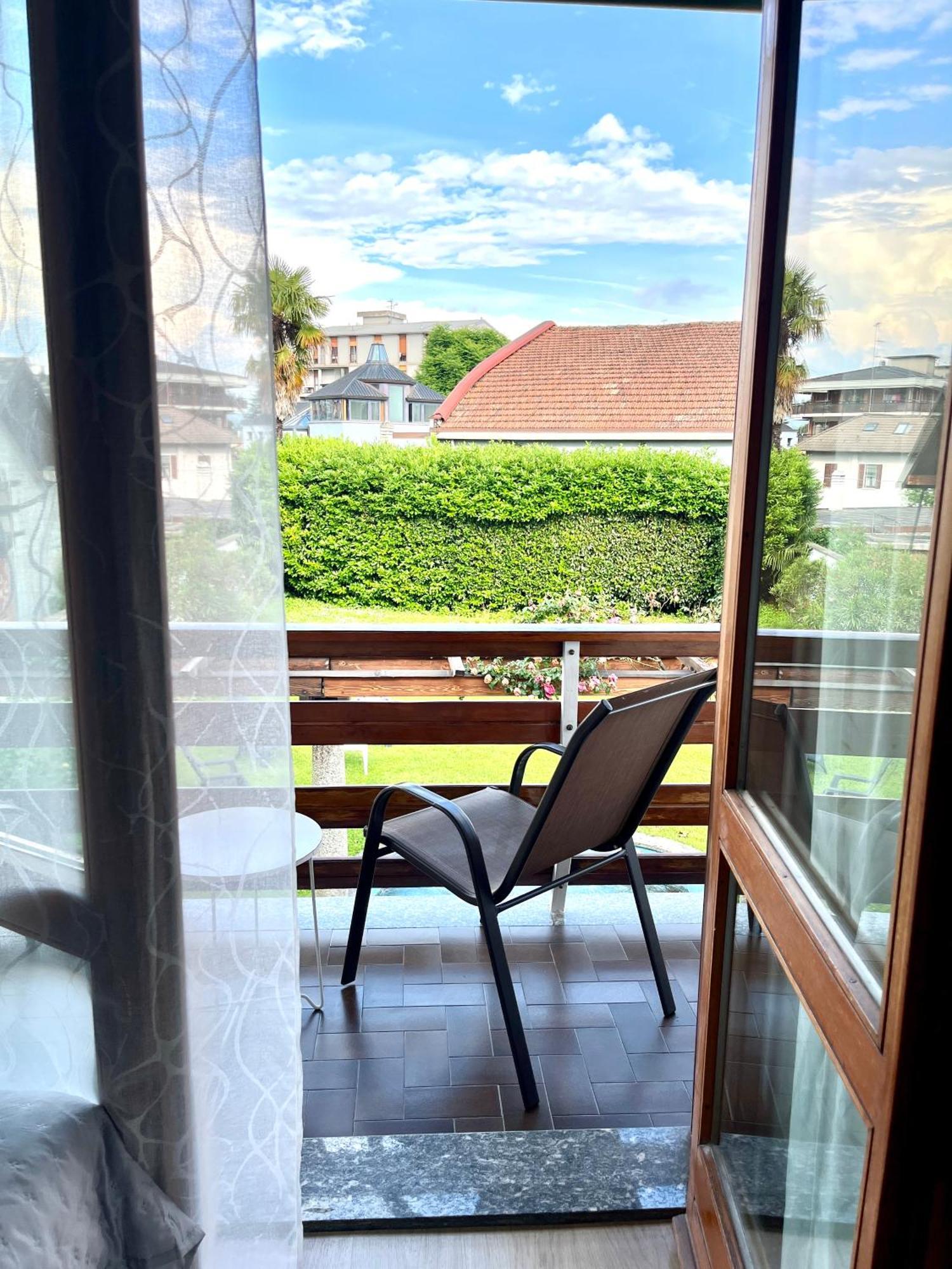Bella Vita Guesthouse -Parcheggio Privato Interno Arona Eksteriør billede