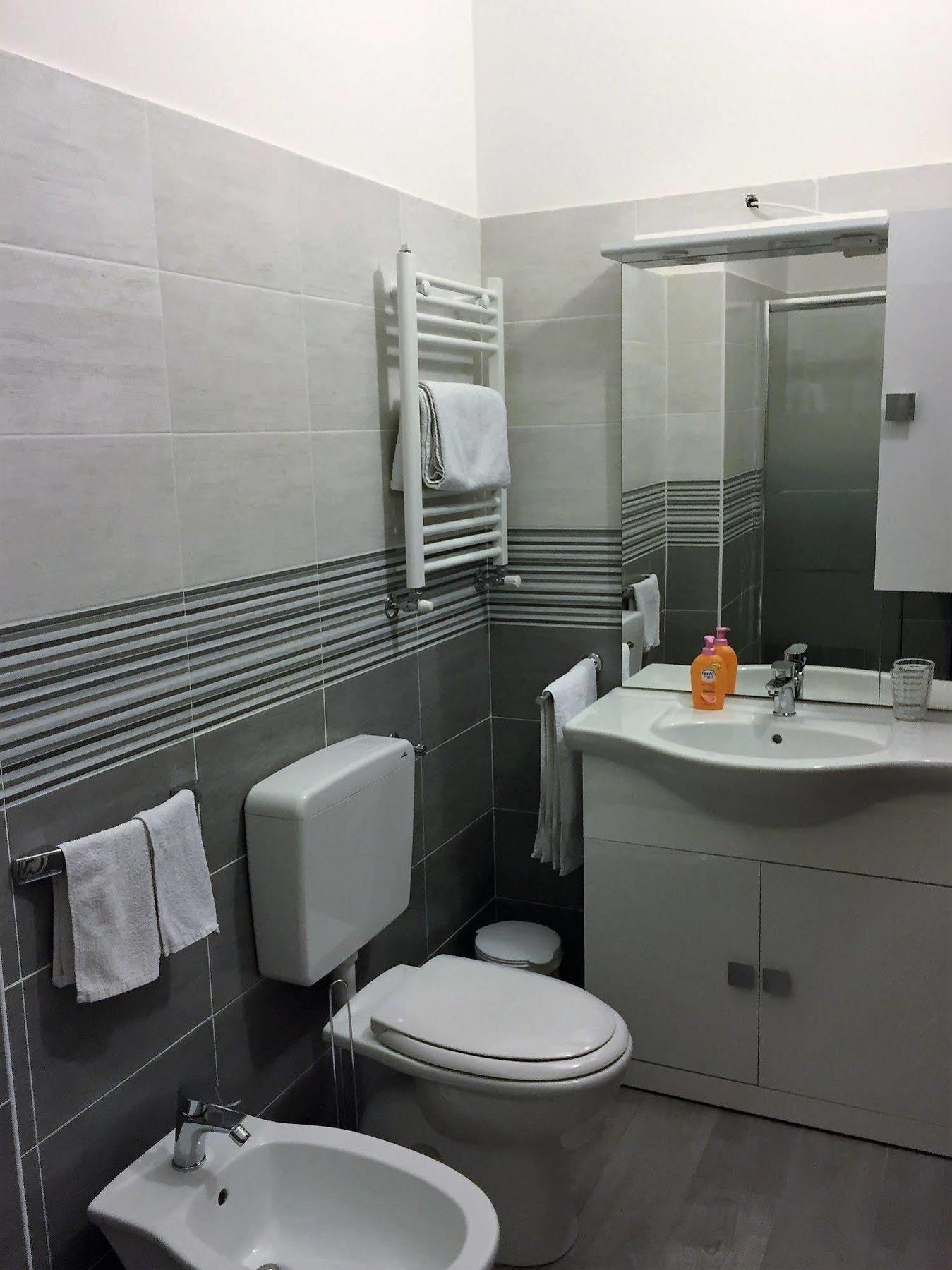 Bella Vita Guesthouse -Parcheggio Privato Interno Arona Eksteriør billede