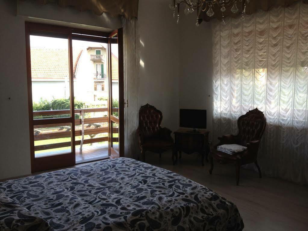 Bella Vita Guesthouse -Parcheggio Privato Interno Arona Eksteriør billede